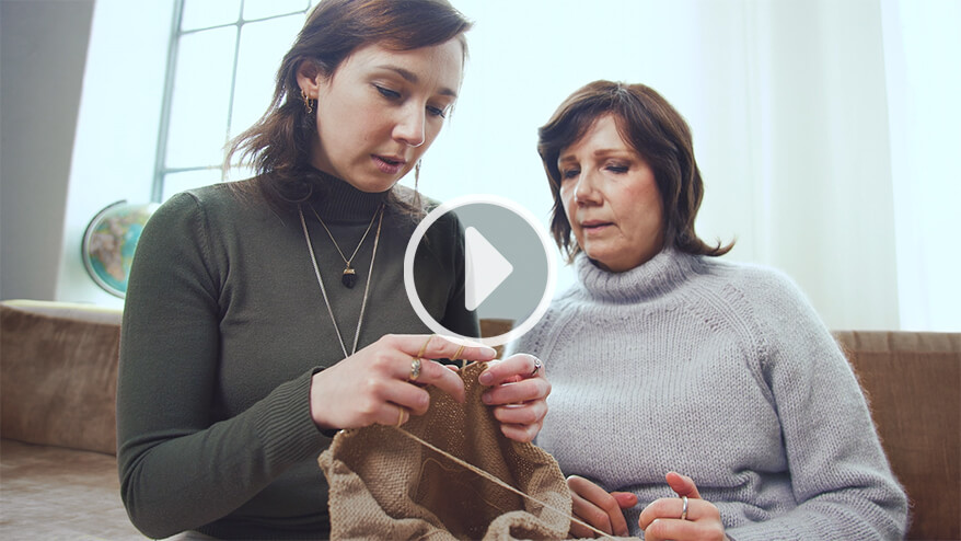 zwei Frauen beim Stricken